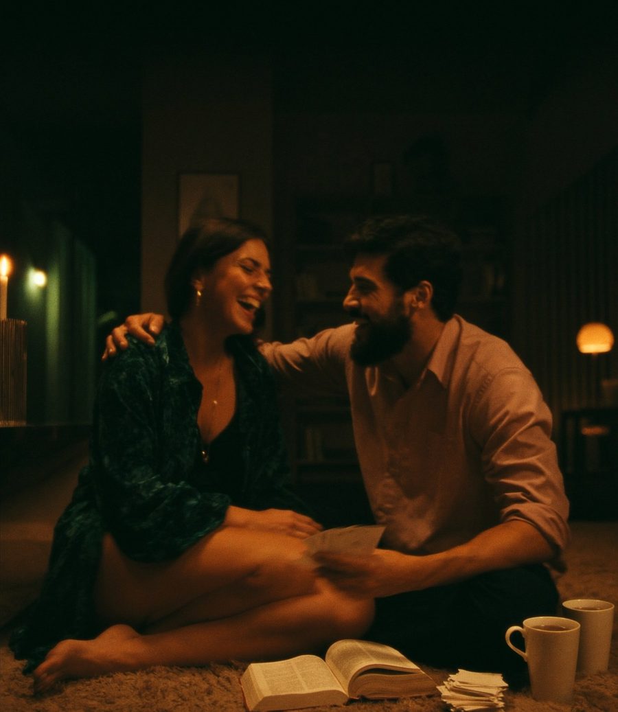 Casal sorrindo durante um encontro em casa